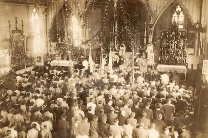 Interior da igreja católica São Miguel dos Dois Irmãos, em Dois Irmãos, em uma missa. Década de 1920.<!-- NICAID(15821396) -->