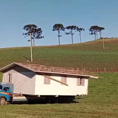 Caminhão percorre 17 quilômetros com casa na carroceria no interior de Lagoa Vermelha; assista ao vídeo<!-- NICAID(16136942) -->