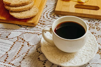 café , mesa , casa , destemperados<!-- NICAID(14753236) -->