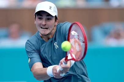 MIAMI GARDENS, FLORIDA - MARCH 19: Joao Fonseca of Brazil returns a shot to Fabian Marozsan of Hungary on Day 3 of the Miami Open Presented by Itau at Hard Rock Stadium on March 19, 2026 in Miami Gardens, Florida.   Matthew Stockman/Getty Images/AFP (Photo by MATTHEW STOCKMAN / GETTY IMAGES NORTH AMERICA / Getty Images via AFP)<!-- NICAID(16249052) -->