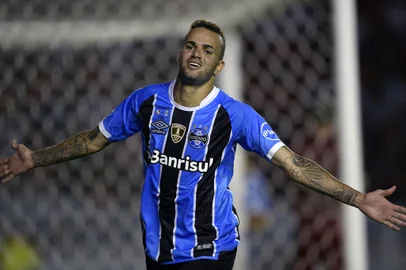 Brazil's Gremio forward Luan celebrates after scoring a goal against Argentina's Independiente during their Recopa Sudamericana 2018 first leg final football match at Libertadores de America stadium in Avellaneda, Buenos Aires on February 14, 2018. / AFP PHOTO / Juan MABROMATAEditoria: SPOLocal: AvellanedaIndexador: JUAN MABROMATASecao: soccerFonte: AFPFotógrafo: STF<!-- NICAID(13414178) -->