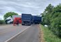 Uma pessoa morre em acidente envolvendo duas carretas e um carro na BR-290