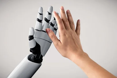 Imagem que ilustra a relação entre humanos e robôs<!-- NICAID(15363082) -->