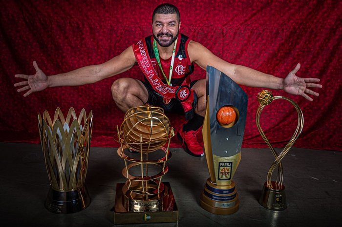 Flamengo anuncia renovação de Olivinha, e ídolo comemora: 