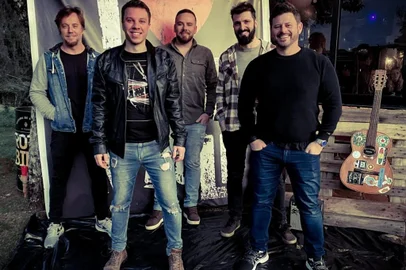 Deois de quatro anos com shows em diversas cidades da Serra Gaúcha, a banda acaba de produzir seu primeiro single; Rebobine-se.REBOBINADOS, de Flores da cunha, é uma banda com repertório Rock Nacional e Jovem Guarda, formada em 2018 pelos integrantes: Mateus Sugari (vocal), Saule Costa (guitarra), Rodrigo Bassanesi (guitarra), Luciano Catafesta (baixo) e Ismael Pagliosa (bateria).<!-- NICAID(15289810) -->