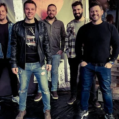Deois de quatro anos com shows em diversas cidades da Serra Gaúcha, a banda acaba de produzir seu primeiro single; Rebobine-se.REBOBINADOS, de Flores da cunha, é uma banda com repertório Rock Nacional e Jovem Guarda, formada em 2018 pelos integrantes: Mateus Sugari (vocal), Saule Costa (guitarra), Rodrigo Bassanesi (guitarra), Luciano Catafesta (baixo) e Ismael Pagliosa (bateria).<!-- NICAID(15289810) -->