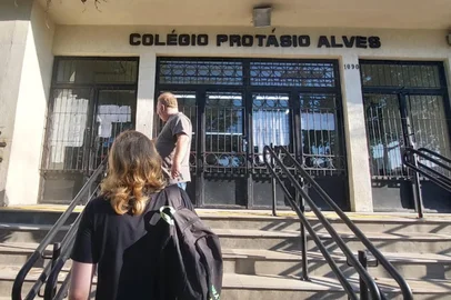 ESCOLA PROTÁSIO ALVES - Paulo de Lima Santos e o filho, do terceiro ano do Ensino Médio, encontraram colégio fechado nesta segunda-feira (10).<!-- NICAID(15972710) -->