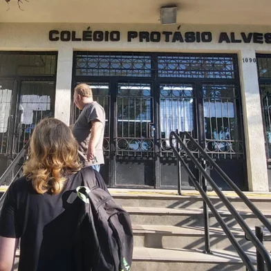 ESCOLA PROTÁSIO ALVES - Paulo de Lima Santos e o filho, do terceiro ano do Ensino Médio, encontraram colégio fechado nesta segunda-feira (10).<!-- NICAID(15972710) -->
