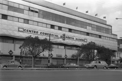 Fachada do Centro Comercial de Porto Alegre, em 1974.O "Centro Comercial de Pôrto Alegre" fica localizado entre a Avenida João Pessoa e a Avenida da Azenha, em frente à praça Piratini, no Bairro Azenha.-OBS: também conhecido como Centro Comercial João Pessoa e, atualmente, Shopping João Pessoa.-#ENVELOPE: 98681<!-- NICAID(14653789) -->