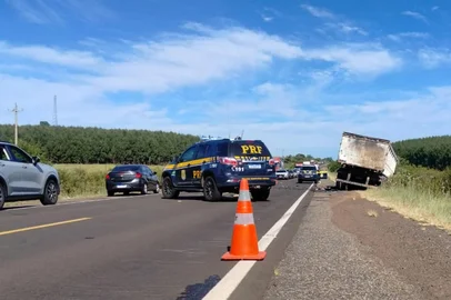 Acidente entre carro e caminhão deixa dois mortos na BR-290, em Rosário do Sul (2/2/2026)<!-- NICAID(16216667) -->