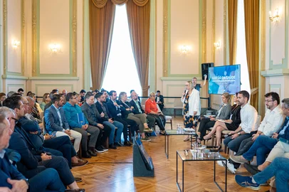PORTO ALEGRE, RS – 17.4.2025 – O governador Eduardo Leite se reuniu com prefeitos dos 25 municípios que integram a Associação dos Municípios da Região Metropolitana de Porto Alegre (Granpal) para debater a saúde pública da região.<!-- NICAID(16043665) -->