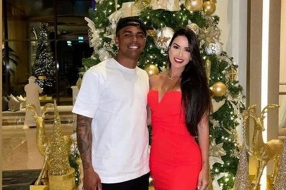 Douglas Costa compartilha foto no Natal<!-- NICAID(14976549) -->