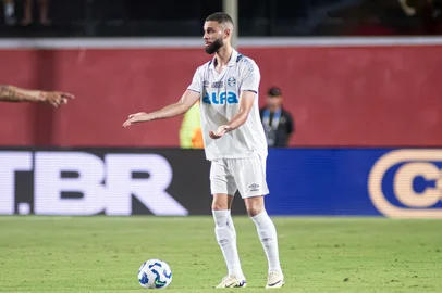 Lance de Vitória x Grêmio válido pela sexta rodada do Brasileirão. Na foto, Wagner Leonardo.<!-- NICAID(16025518) -->