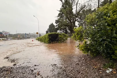 Flores da Cunha foi fortemente afetada pelas chuvas nesta segunda-feira, dia 21. Em menos de cinco horas, a estação climatológica da Prefeitura registrou um acumulado de mais de 160 milímetros de chuva. O município já registra cerca de 20 pontos com ocorrências, entre alagamentos, deslizamentos e quedas de árvores.<!-- NICAID(16370208) -->