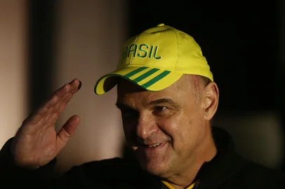 Oscar SchmidtBrasil, São Paulo, SP, 28/05/2013. O ex-jogador de basquete Oscar Schmidt concede entrevista na entrada da Fundação Armando Alvares Penteado (FAAP),zona oeste da capital paulista. Oscar Schmidt está otimista e tem se dirigido diariamente ao Hospital Albert Einstein, em São Paulo, para se submeter às sessões  de radioterapia na tentativa de afastar os riscos de uma recidiva de um câncer no cérebro. As informações são do neurocirurgião Marcos de Queiroz Teles Gomes, que operou o ex-jogador no dia 30 de abril, no mesmo local. - Crédito:ALEX SILVA/ESTADÃO CONTEÚDO/AE/Código imagem:135460Editoria: ESPORTESIndexador: ALEX SILVAFonte: AGEFotógrafo: ESTADÃO CONTEÚDO<!-- NICAID(16268301) -->