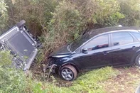 Um motorista foi preso em flagrante por suspeita de embriaguez ao volante após um acidente envolvendo dois carros na RS-118, em Alvorada, na Região Metropolitana, na tarde deste domingo (11). A colisão ocorreu no quilômetro 25 da rodovia e deixou cinco pessoas feridas, entre elas uma criança. As vítimas foram encaminhadas ao hospital. <!-- NICAID(16385325) -->