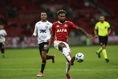 PORTO ALEGRE, RS, BRASIL, 12-07-2025: Internacional x Vitória. Em partida válida pela 13ª rodada do Campeonato Brasileiro, o Internacional recebe no Beira Rio a equipe do Vitória. O time do técnico Roger Machado tentar sair da zona de rebaixamento após parada devido ao Mundial de Clubes. Foto: André Ávila/Agência RBSIndexador: Andre Avila<!-- NICAID(16079320) -->
