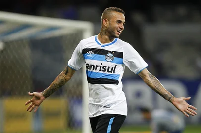 LUCAS UEBEL / GREMIO FBPA Gremio x CruzeiroRS - FUTEBOL/COPADO BRASIL 2016/GREMIO X CRUZEIRO - ESPORTES - Lance da partida entre Cruzeiro e Gremio disputada na noite desta quarta-feira, no Estadio Mineirao em Belo Horizonte, valida pelo jogo de ida semifinal da Copa do Brasil 2016. FOTO: LUCAS UEBEL/GREMIO FBPAEditoria: SPOLocal: Belo HorizonteIndexador: Lucas UebelSecao: futebolFonte: Gremio.netFotógrafo: Gremio x Cruzeiro<!-- NICAID(12527973) -->