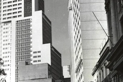 Edifício Santa Cruz na década de 1960<!-- NICAID(15187878) -->