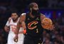 Astro da NBA James Harden é preso em Houston por porte ilegal de arma