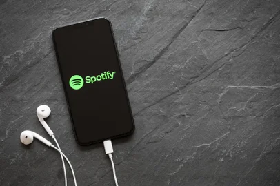 *A PEDIDO DE NIKOLAS MANDADORI*Riga, Latvia - March 25, 2018: Latest generation iPhone X with Spotify logo on the screen.Fonte: 280251625<!-- NICAID(15120249) -->