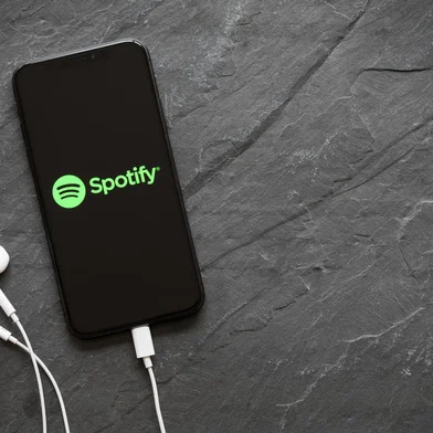 *A PEDIDO DE NIKOLAS MANDADORI*Riga, Latvia - March 25, 2018: Latest generation iPhone X with Spotify logo on the screen.Fonte: 280251625<!-- NICAID(15120249) -->