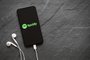 *A PEDIDO DE NIKOLAS MANDADORI*Riga, Latvia - March 25, 2018: Latest generation iPhone X with Spotify logo on the screen.Fonte: 280251625<!-- NICAID(15120249) -->