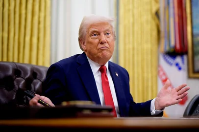 President Trump Signs Executive Orders In The Oval OfficeWASHINGTON, DC - MARCH 31: U.S. President Donald Trump gestures while speaking during an executive order signing event in the Oval Office of the White House on March 31, 2025 in Washington, DC. Trump has signed an executive order against ticket scalping and reforming the live entertainment ticket industry.   Andrew Harnik/Getty Images/AFP (Photo by Andrew Harnik / GETTY IMAGES NORTH AMERICA / Getty Images via AFP)Editoria: POLLocal: WashingtonIndexador: ANDREW HARNIKSecao: politics (general)Fonte: GETTY IMAGES NORTH AMERICAFotógrafo: CONTRIBUTOR<!-- NICAID(16007948) -->