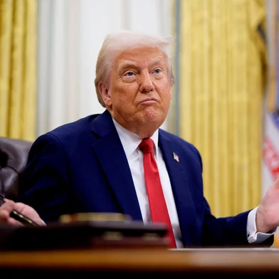 President Trump Signs Executive Orders In The Oval OfficeWASHINGTON, DC - MARCH 31: U.S. President Donald Trump gestures while speaking during an executive order signing event in the Oval Office of the White House on March 31, 2025 in Washington, DC. Trump has signed an executive order against ticket scalping and reforming the live entertainment ticket industry.   Andrew Harnik/Getty Images/AFP (Photo by Andrew Harnik / GETTY IMAGES NORTH AMERICA / Getty Images via AFP)Editoria: POLLocal: WashingtonIndexador: ANDREW HARNIKSecao: politics (general)Fonte: GETTY IMAGES NORTH AMERICAFotógrafo: CONTRIBUTOR<!-- NICAID(16007948) -->
