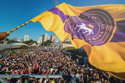 Para marcar uma década de história, o Bloco da Ovelha inaugura uma exposição especial no terceiro andar do Prataviera Shopping, no centro de Caxias do Sul, nesta quarta-feira, dia 12 de fevereiro. A mostra, que segue até o dia 05 de março, apresenta registros marcantes do Bloco, incluindo fotografias, abadás e acessórios icônicos. A exposição celebra a trajetória de um dos maiores blocos de Carnaval de Caxias do Sul, que transformou as ruas em palco de cultura, resistência e festa popular. A visitação é gratuita. O Prataviera abre de segunda a sábado, das 09h às 20h.<!-- NICAID(15973741) -->