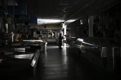 A man and a child walk through a local market during a massive power cut in Vigo, northwestern Spain, on April 28, 2025. A massive power cut a massive power cut affects the whole of the Iberian Peninsula and part of France on April 28, 2025, according to Portuguese electricity network operator REN. (Photo by MIGUEL RIOPA / AFP)Editoria: FINLocal: VigoIndexador: MIGUEL RIOPASecao: energy and resourceFonte: AFPFotógrafo: STR<!-- NICAID(16025597) -->