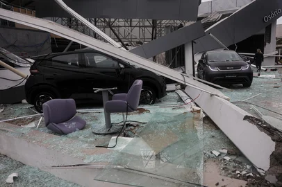 OSÓRIO, RS, BRASIL, 28-07-2026: Temporal destelha dezenas de casas, derruba árvores, postes e a estrutura de uma concessionária de veículos em Osório, no Litoral Norte. Segundo a Defesa Civil, há mais chuva prevista para a região e seguem os alertas. Foto: Mateus Bruxel/Grupo RBSIndexador: MATEUS BRUXEL<!-- NICAID(16335402) -->