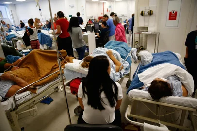 PORTO ALEGRE, RS, BRASIL - 02/04/2024 - Hospital de Clínicas atende com emergência super lotada. FOTO: JONATHAN HECKLER, AGÊNCIA RBS<!-- NICAID(15722879) -->