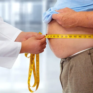 Doctor measuring obese man stomach.14/06/2021 -Obesidade masculina, barriga, cintura, medida.  Foto: Kurhan / stock.adobe.comFonte: 97697229<!-- NICAID(14808832) -->