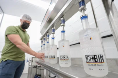 Vodka de batata "Ich bin", criada em São Francisco de Paula pelos irmãos Auler.Na foto, Diego Auler.<!-- NICAID(15729465) -->