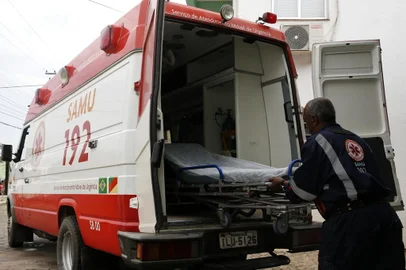 VIAMÃO, RS, BRASIL, 22-08-2013: Única ambulância do Samu na base do serviço, ao lado da Secretaria Municipal de Saúde de Viamão, no bairro São Lucas. A unidade deverá receber duas novas ambulâncias até o final deste ano. (Foto: Mateus Bruxel / Diário Gaúcho)<!-- NICAID(9697606) -->