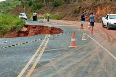 A Secretaria de Infraestrutura da Bahia (Seinfra) informou, neste sábado (22), o registro de cinco ocorrências em rodovias baianas em decorrência das chuvas desde 21 de abril de 2023.BA-283: Itabela – Guaratinga1 – Houve um rompimento de bueiro na BA-283, entre Itabela e Guaratinga, durante as chuvas na madrugada da última sexta-feira (21/04). A empresa responsável pela manutenção da rodovia já sinalizou o local e está mobilizada aguardando a melhoria das condições climáticas para iniciar os serviços de reparo no ponto afetado. A passagem de veículos está em meia pista.<!-- NICAID(15409986) -->