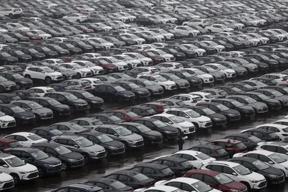 GRAVATAÍ, RS, BRASIL, 18-07-2025: Veículos Chevrolet novos no pátio da fábrica da General Motors, às margens da Freeway, em Gravataí. Com impacto econômico para a região da planta e o Estado, a GM completa 25 anos no Rio Grande do Sul. Foto: Mateus Bruxel/Agência RBSIndexador: MATEUS BRUXEL<!-- NICAID(16083309) -->
