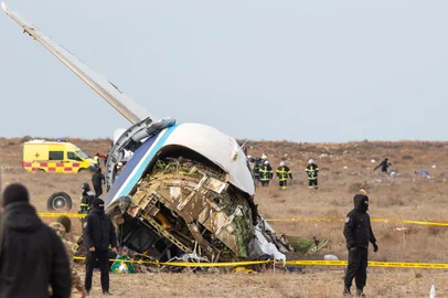 Emergency specialists work at the crash site of an Azerbaijan Airlines passenger jet near the western Kazakh city of Aktau on December 25, 2024. (Photo by Issa Tazhenbayev / AFP)Editoria: DISLocal: AktauIndexador: ISSA TAZHENBAYEVSecao: transport accidentFonte: AFPFotógrafo: STR<!-- NICAID(15942010) -->