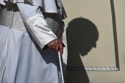 The shadow of Pope Francis casts a silhouette on his armchair as he arrives for the weekly general audience on September 27, 2023 at St Peter's square in The Vatican. (Photo by Filippo MONTEFORTE / AFP)Editoria: RELLocal: Vatican CityIndexador: FILIPPO MONTEFORTESecao: popeFonte: AFPFotógrafo: STF<!-- NICAID(15982080) -->