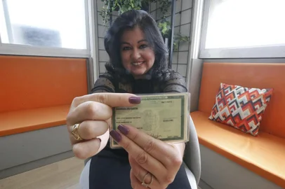 PORTO ALEGRE, RS, BRASIL - 18.10.2021 - Andreza da Costa não tem nome do pai na certidão. Viveu uma mentira: avó tinha dito que ele morreu. O reencontrou, mas ele a abandonou novamente. Hoje ela tem um filho - trabalham juntos -, e ela faz questão de ele não ter o mesmo tratamento, de pai ou mãe ausente. Case para matéria especial sobre filhos sem o pai na certidão de nascimento. (Foto: Lauro Alves/Agencia RBS)<!-- NICAID(14918071) -->