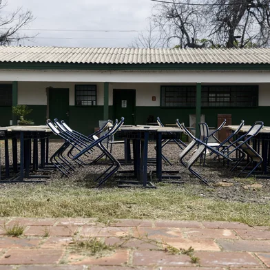 ILHA GRANDE DOS MARINHEIROS, RS, BRASIL - 2025.02.06 - Fotos para reportagem sobre como estão os preparativos para o início do ano letivo nas escolas estaduais bastante atingidas pela enchente de maio de 2024. Na foto: Escola Alvarenga Peixoto, mesas e cadeiras da enchente e que foram recuperadas serão usadas no pátio para atividades ao ar livre. (Foto: André Ávila/ Agência RBS)Indexador: Andre Avila<!-- NICAID(15970626) -->