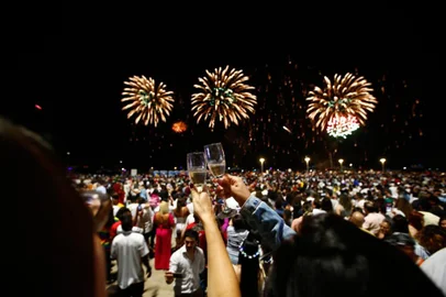 Celebração da chegada de 2024 na orla do Guaíba, em Porto Alegre, ao lado da Usina do Gasômetro.<!-- NICAID(15638310) -->