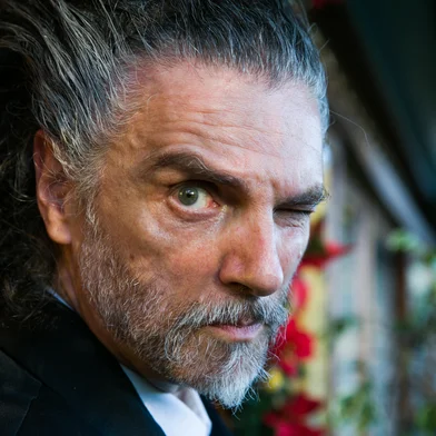 PORTO ALEGRE, RS, BRASIL, 15-01-2016. O músico Hique Gomez, eterno Kraunus Sang do espetáculo Tangos & Tragédias volta a incorporar o personagem depois da morte do parcerio Nico Nicolaiewsky, em 2014. (FOTO ANDRÉA GRAIZ/AGÊNCIA RBS, REDE SOCIAL).<!-- NICAID(11951052) -->