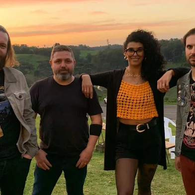 Sete bandas sobem ao palco em festival de rock na Serra GaúchaTerceira edição do Rock no Vale ocorre no dia 4 de março, no Vale dos Vinhedos. Food trucks, cervejas artesanais, carros antigos e motos completam as atrações do evento. Ingressos antecipados já estão à venda. Edições passadas reuniram mais de três mil pessoasO gênero que revolucionou o mundo na década de 1950 é a grande atração de evento que ocorre no próximo dia 4, em Bento Gonçalves (RS). A terceira edição do Rock no Vale reunirá sete shows, além de food trucks, cervejas artesanais, grupos de carros e motos, espaço kids, entre outras atrações. O local dos shows terá área coberta.<!-- NICAID(15352677) -->