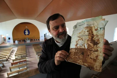Canoas, RS, Brasil, 12/07/2024 - Igreja calcula prejuízos da enchente após perder documentos e móveis. Na foto, padre João Carlos da Silveira. - Foto: Ronaldo Bernardi/Agência RBS<!-- NICAID(15812839) -->