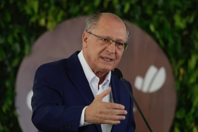 Guaiba, RS, Brasil, 02-12-2024: Cerimônia de entrega oficial do BioCMPC, com a presença do vice-presidente da República, Geraldo Alckmin, do governador do Rio Grande do Sul, Eduardo Leite, do presidente do Conselho das Empresas CMPC, Luis Felipe Gazitúa, do CEO do Grupo, Francisco Ruiz-Tagle, e do diretor-geral de Celulose da CMPC no Brasil, Antonio Lacerda. Durante a atividade, também ocorre o ato simbólico de desligamento da caldeira à carvão. Foto: Mateus Bruxel / Agência RBSIndexador: MATEUS BRUXEL<!-- NICAID(15926736) -->