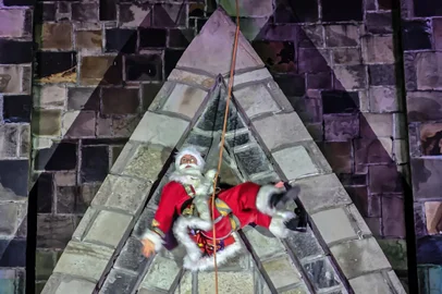 O tradicional espetáculo de descida do Papai Noel pela torre da Catedral de Pedra, em Canela, terá 78 exibições durante a temporada do 36° Sonho de Natal, que vai até 14 de janeiro.<!-- NICAID(15623842) -->