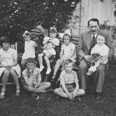 Anos 1930: Elisa Venzon Eberle e Abramo Eberle com a filha Marisa Eberle Gewehr (sentada à esquerda) e os netos Carlos e Mário Pettinelli (sentados à frente), Helena Beatriz Sassi Brunelli, Maria Elisa Eberle Scavino (rainha da Festa da Uva de 1954, no colo de Elisa), Vera Sassi Ramos (de laço maior na cabeça) e Elisabeth Eberle Paglioli (no colo de Abramo)<!-- NICAID(15740759) -->