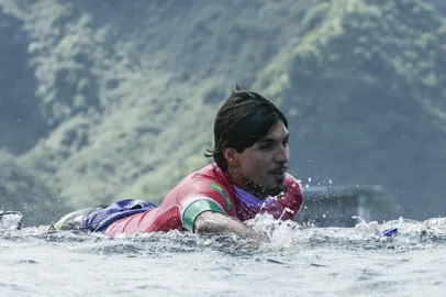 Brazil's Gabriel Medina paddles out in the men's surfing semi-finals, during the Paris 2024 Olympic Games, in Teahupo'o, on the French Polynesian Island of Tahiti, on August 5, 2024. (Photo by Ben Thouard / POOL / AFP) / -- IMAGE RESTRICTED TO EDITORIAL USE - STRICTLY NO COMMERCIAL USE --<!-- NICAID(15833295) -->